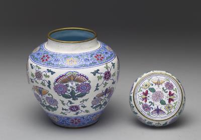 图片[3]-Copper lidded jar with flowers and butterflies decoration in painted enamels on a white glaze ground, Yongzheng reign (1723-1735), Qing dynasty-China Archive